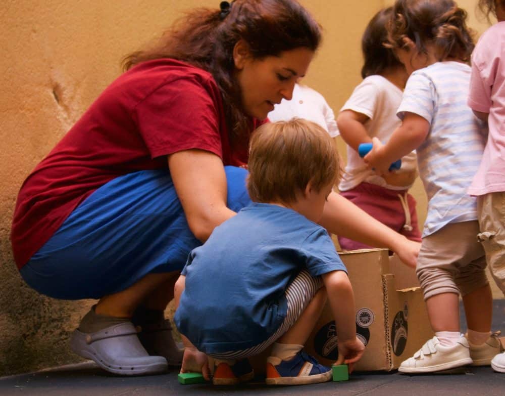 Cuidadora de una guardería jugando con los niños - Guardería en Chamberí (Madrid)